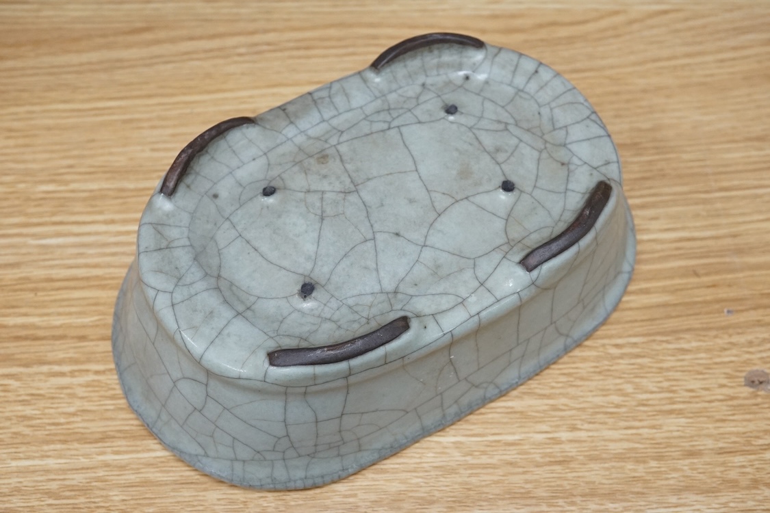 A Chinese crackle glaze celadon footed bowl, 21cm